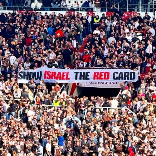 FC St. Pauli: „Show Israel the Red Card" – Banner in der Gegengerade